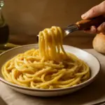 Bigoli in salsa veneziani: come ottenere la cremosità tipica delle osterie storiche
